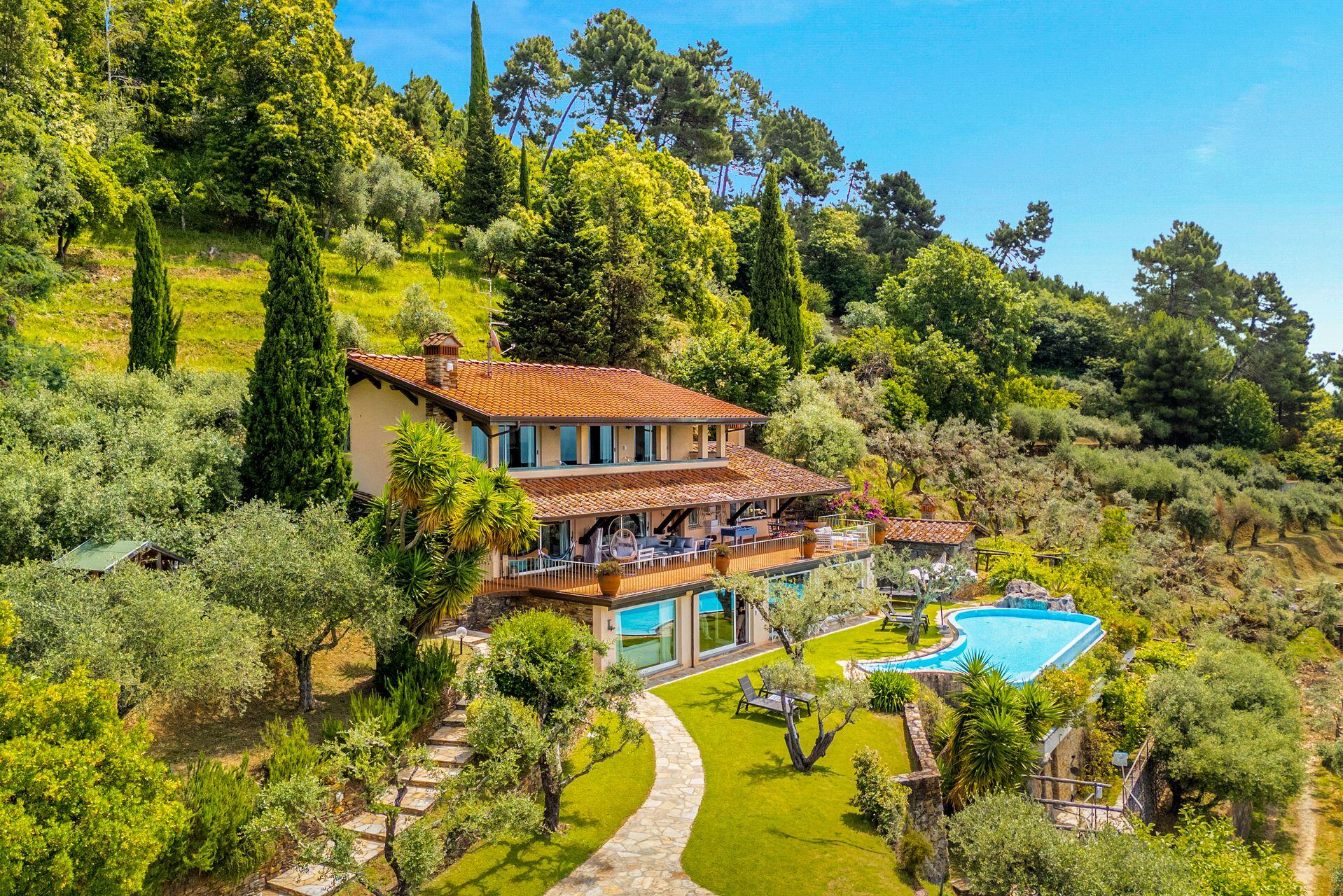 Vista aerea della villa con piscina della tenuta sulle colline di Pietrasanta